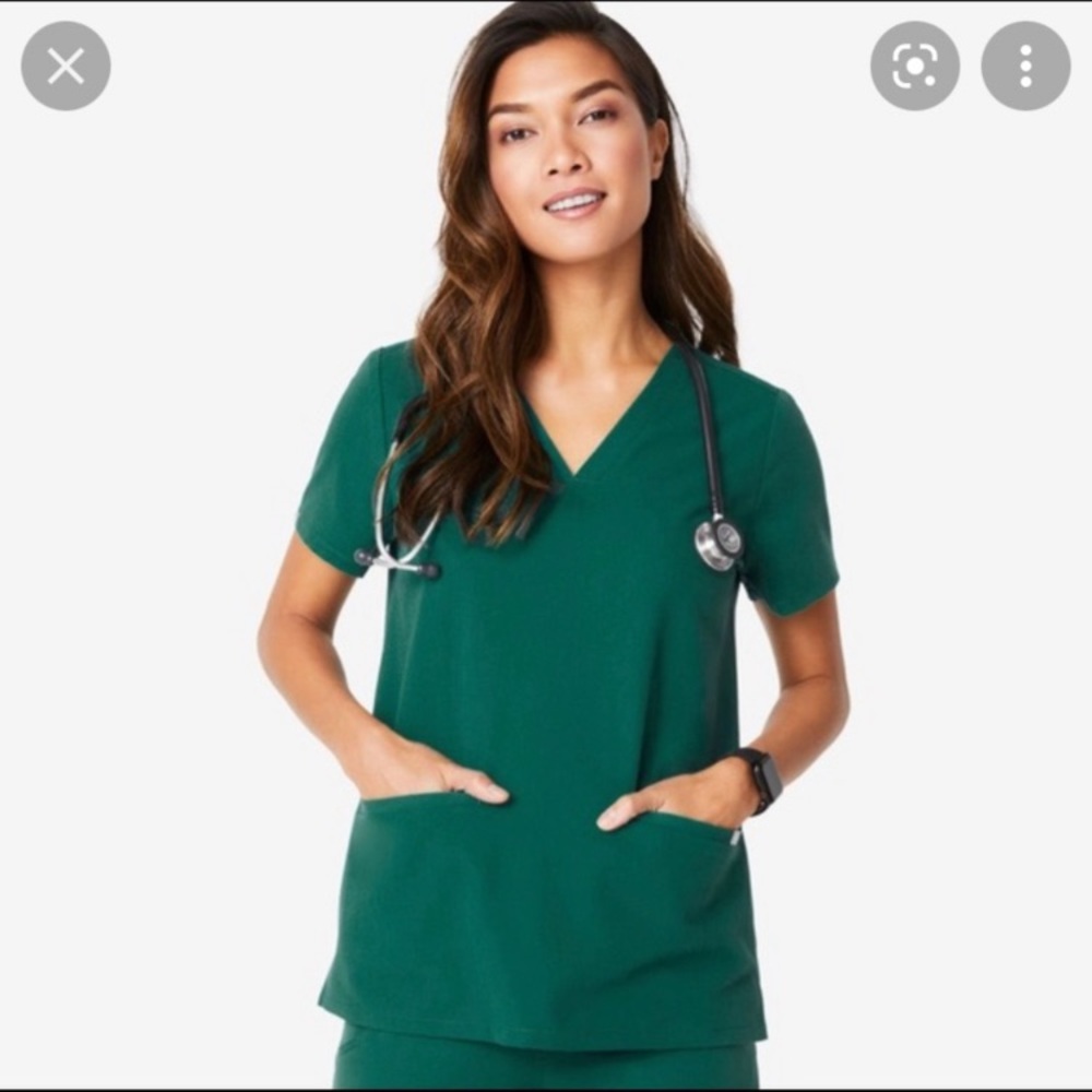 Hunter Green Casma Three-Pocket Scrub Top XS